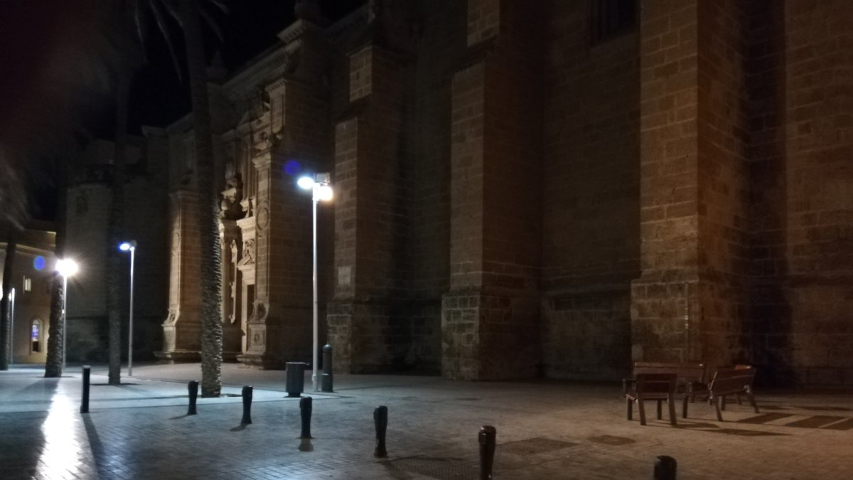 La Catedral, a oscuras.