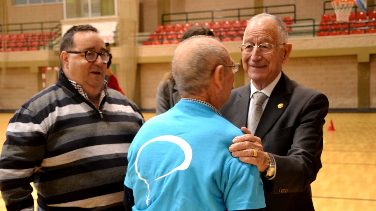 Rubí y Amat con un participante.