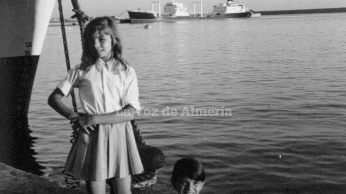 Victoria Abril de niña, en el Puerto de Almería.