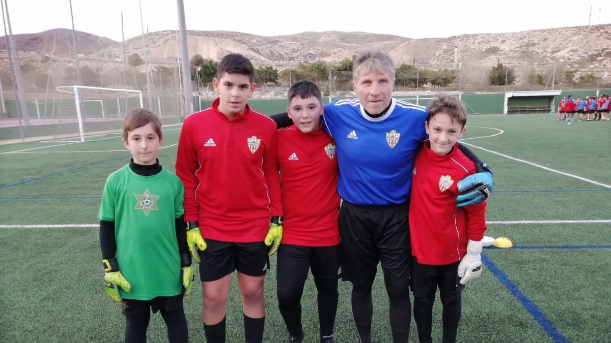 Ángel Férez con los porteros del Almería del futuro.