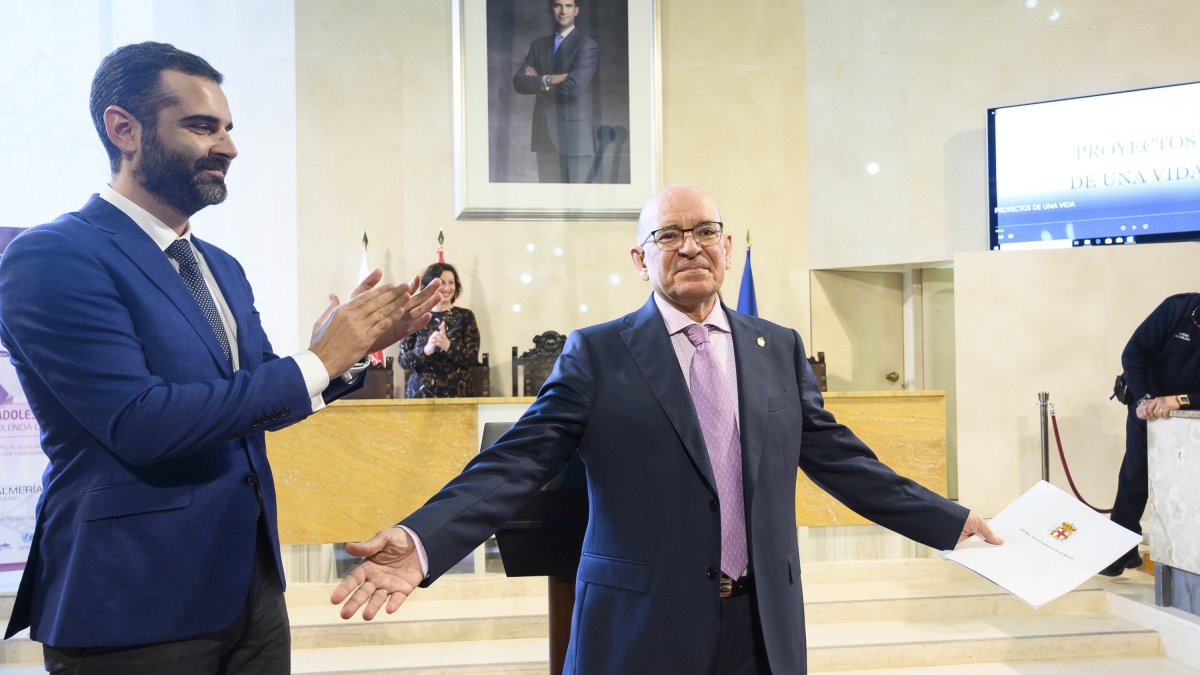 Galindo agradece el galardón en presencia del alcalde.