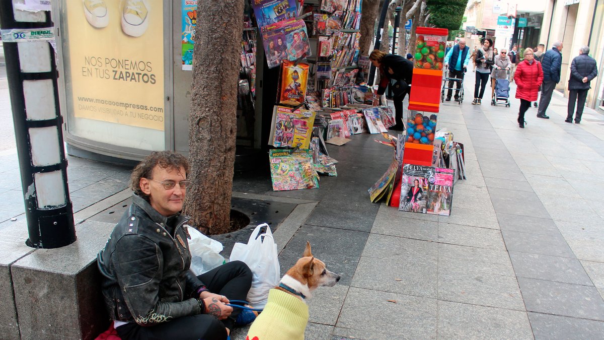 El vasco, como lo conocen sus amigos, cuidando el perro de una clienta que ha entrado a comprar a Carrefour.