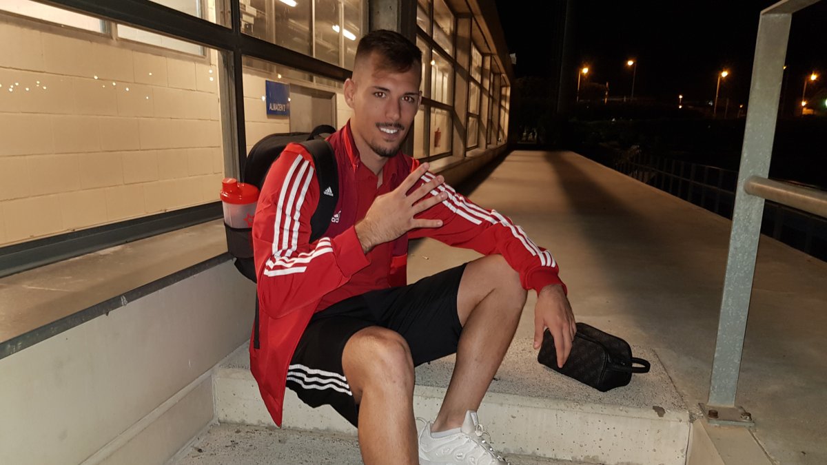 Enri después de marcarle cuatro goles al Porcuna.