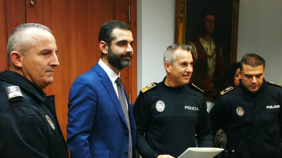El agente posa junto con el alcalde de Almería.
