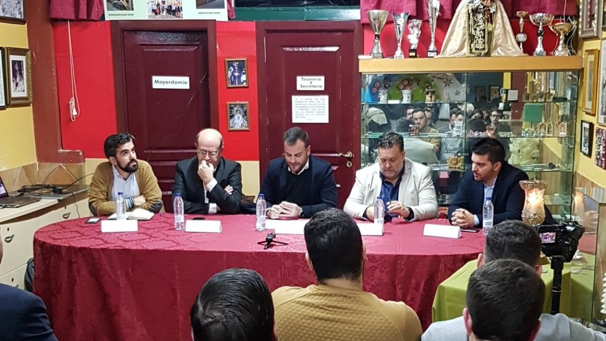 Tertulia sobre periodismo y Semana Santa.