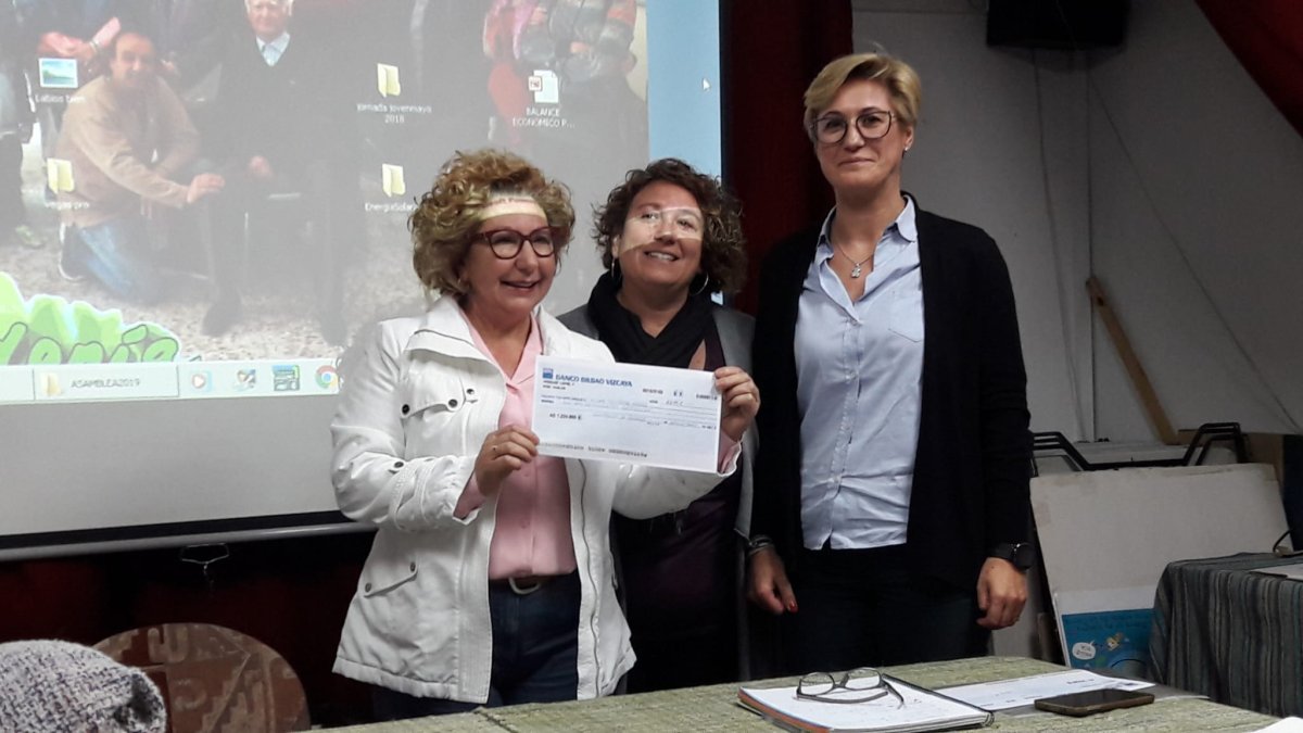 Posidonia hace entrega de la recaudación.