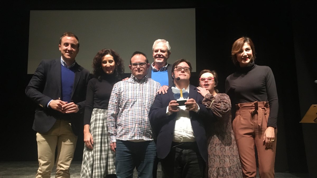 Autoridades de Asprodalba junto al escritor y actor Paco Pineda.