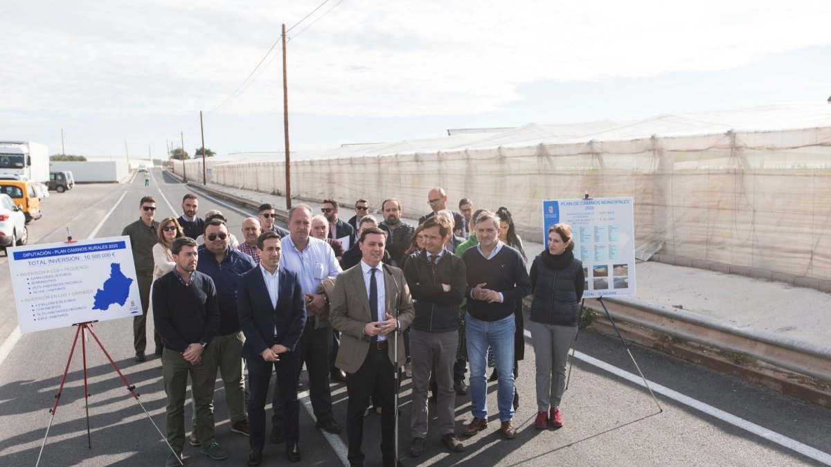 Presentación del Plan de Caminos Rurales de Diputación en una vía de El Ejido.