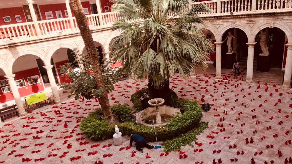 Vista general del claustro de la Escuela de Arte con los zapatos.