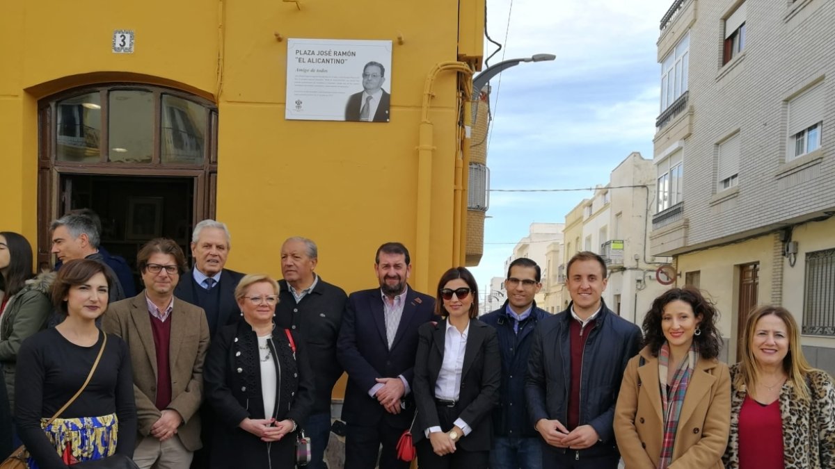 Familiares y concejales, en el homenaje de José Ramón.