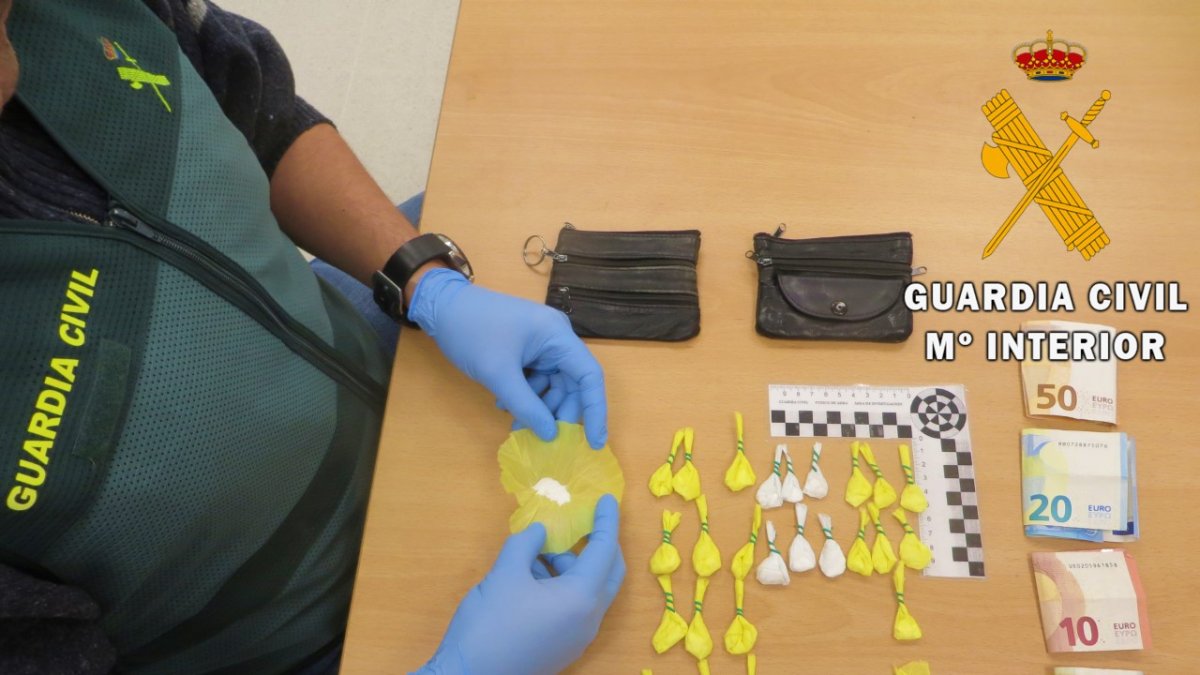 Droga y dinero encontrados por la Guardia Civil.