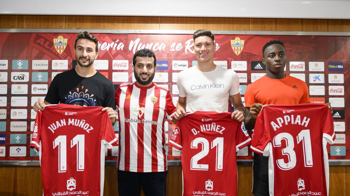Turki Al-Sheikh con Juan Muñoz, Darwin Núñez y Appiah.