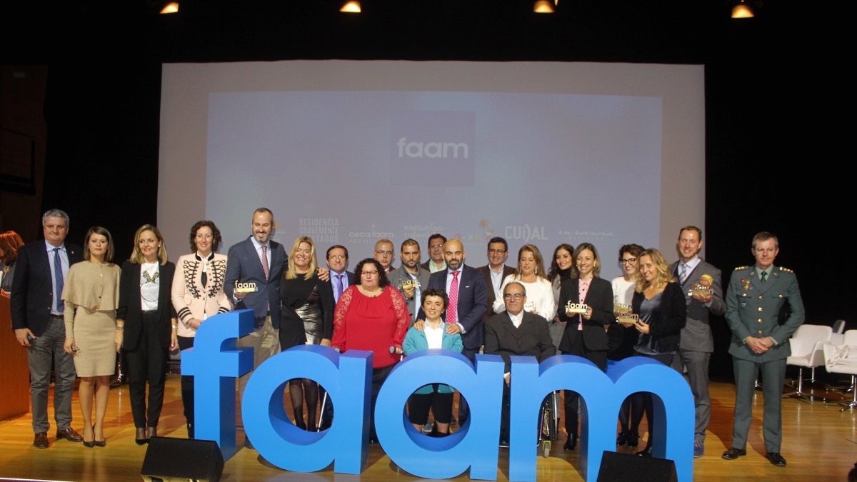 Galardonados y homenajeados junto al presidente de la FAAM y representantes institucionales.