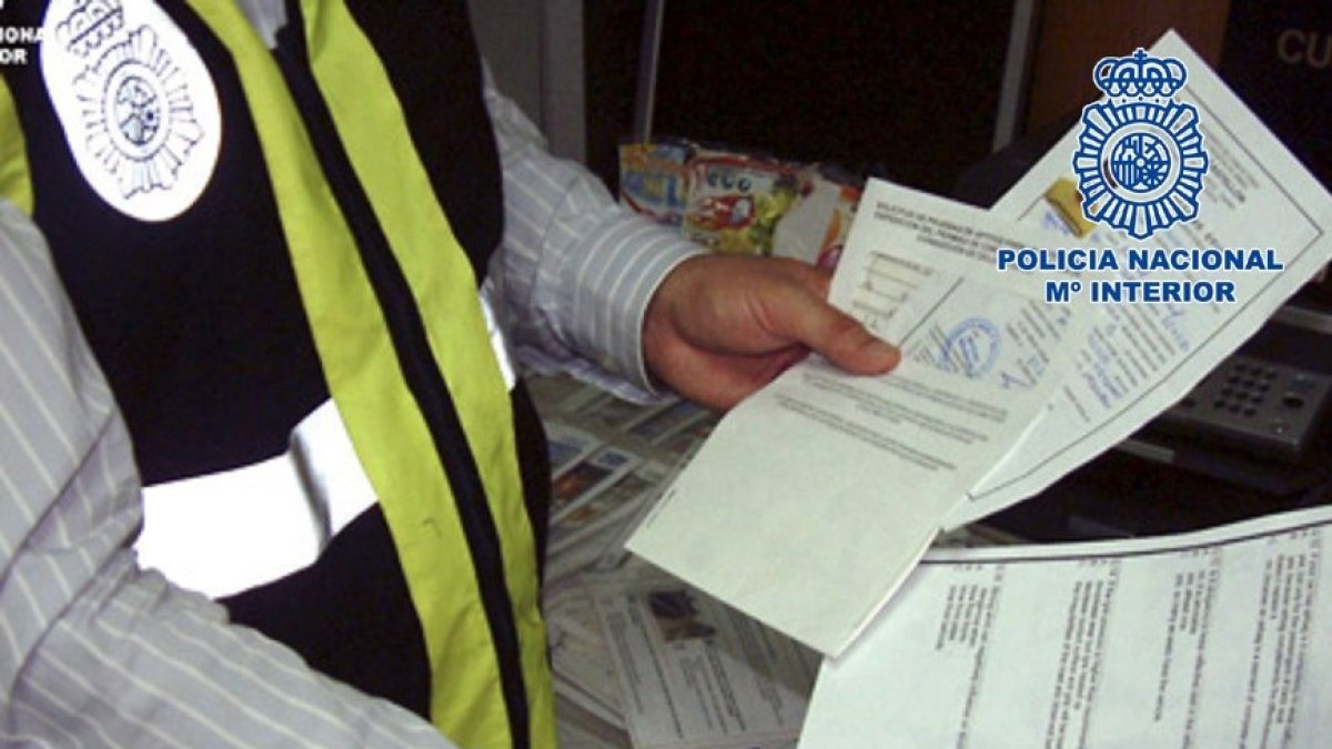 El máximo responsable de la trama cobraba hasta 2.000 euros por la venta de contratos y documentación fraudulenta.