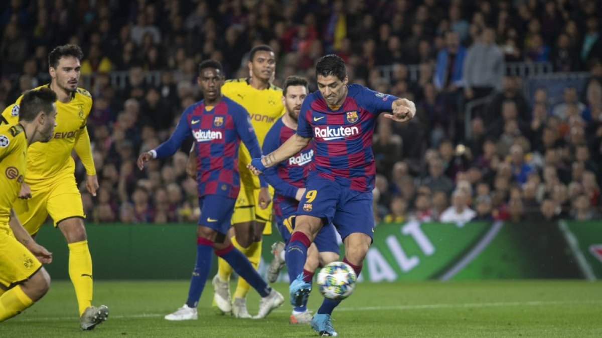 Luis Suárez lanzando a puerta para hacer el primero.