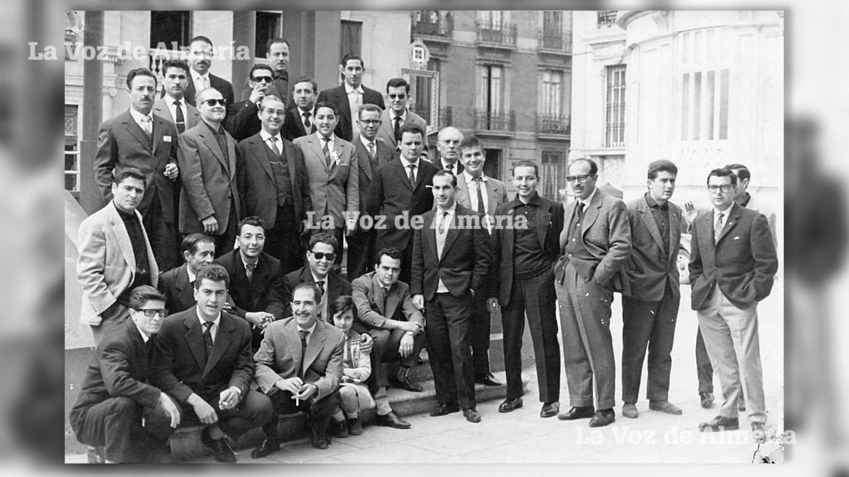 Un nutrido grupo de tenderos de Almería en los años sesenta, retratado frente al antiguo edificio de Correos. Años sesenta.
