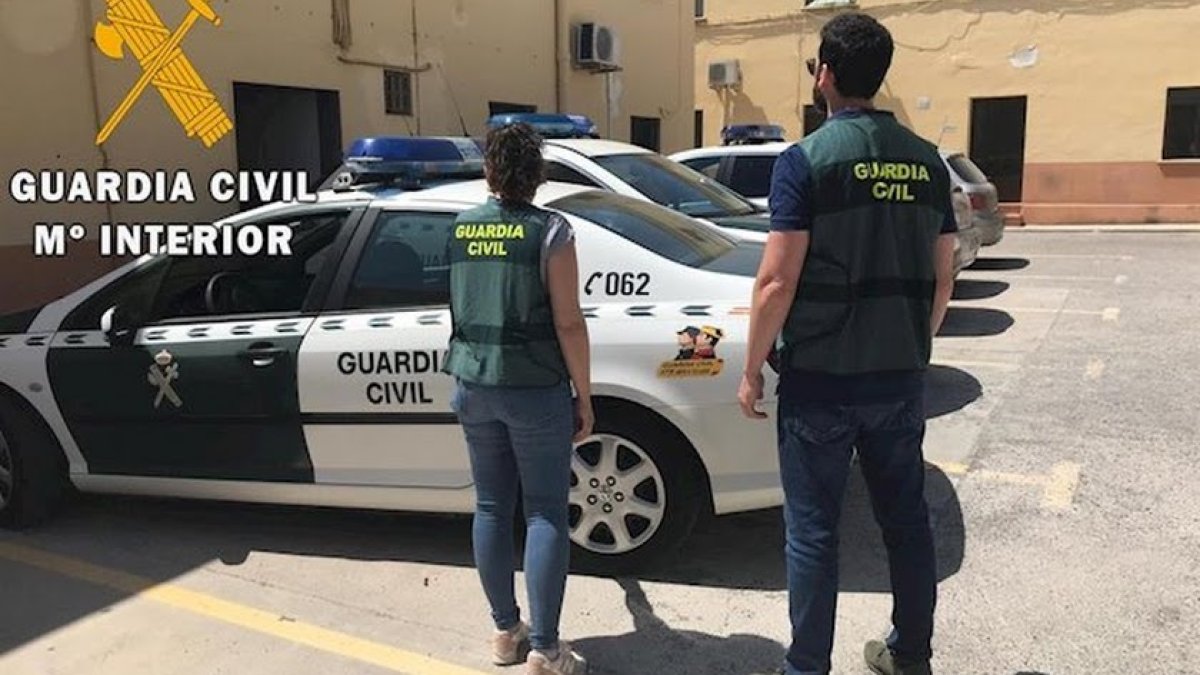 Imagen de archivo de dos agentes de la Guardia Civil en una detención.