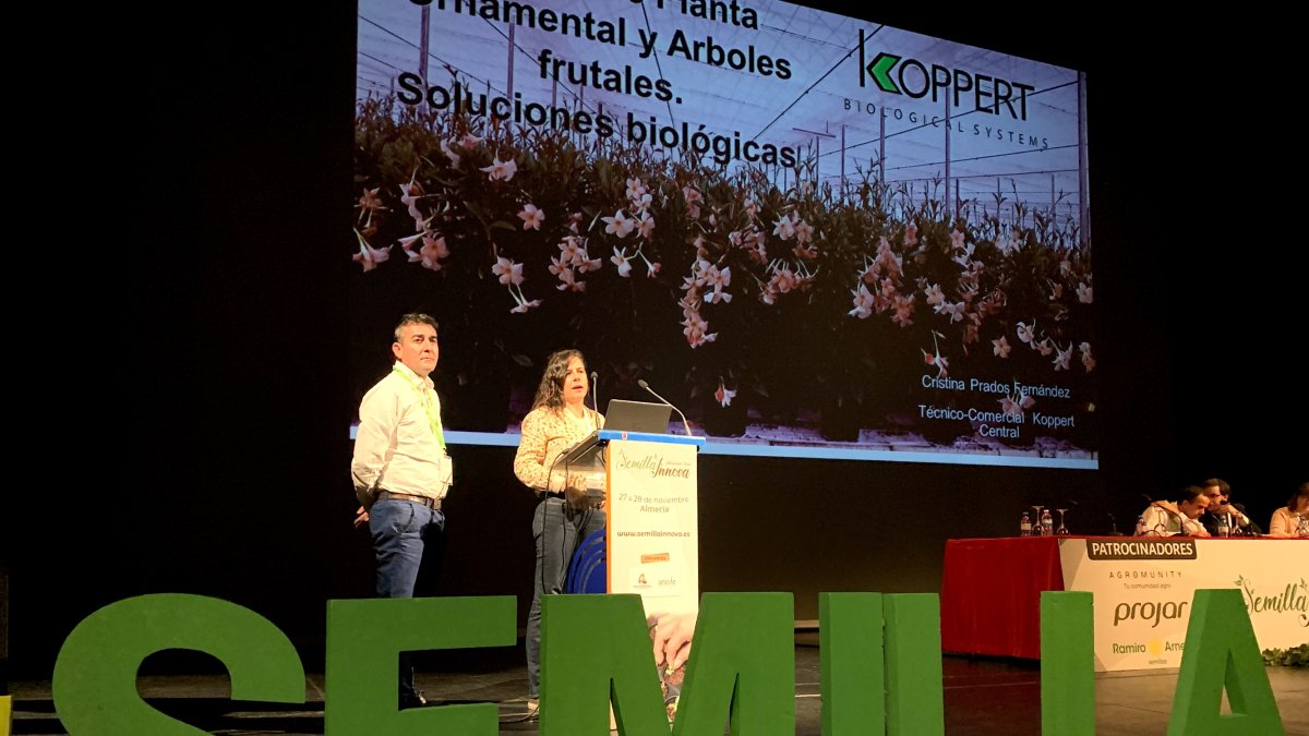 Julián Giner y Cristina Prados, técnicos de Koppert, durante su intervención ayer en el foro Semilla Innova.