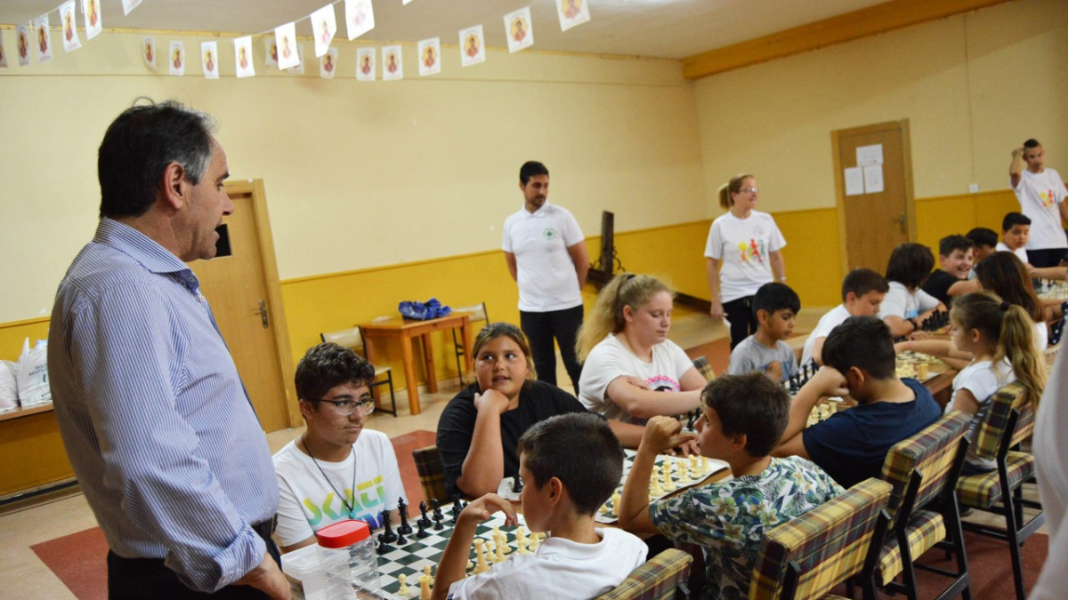 Juanjo Segura siguiendo una de las actividades de ajedrez.