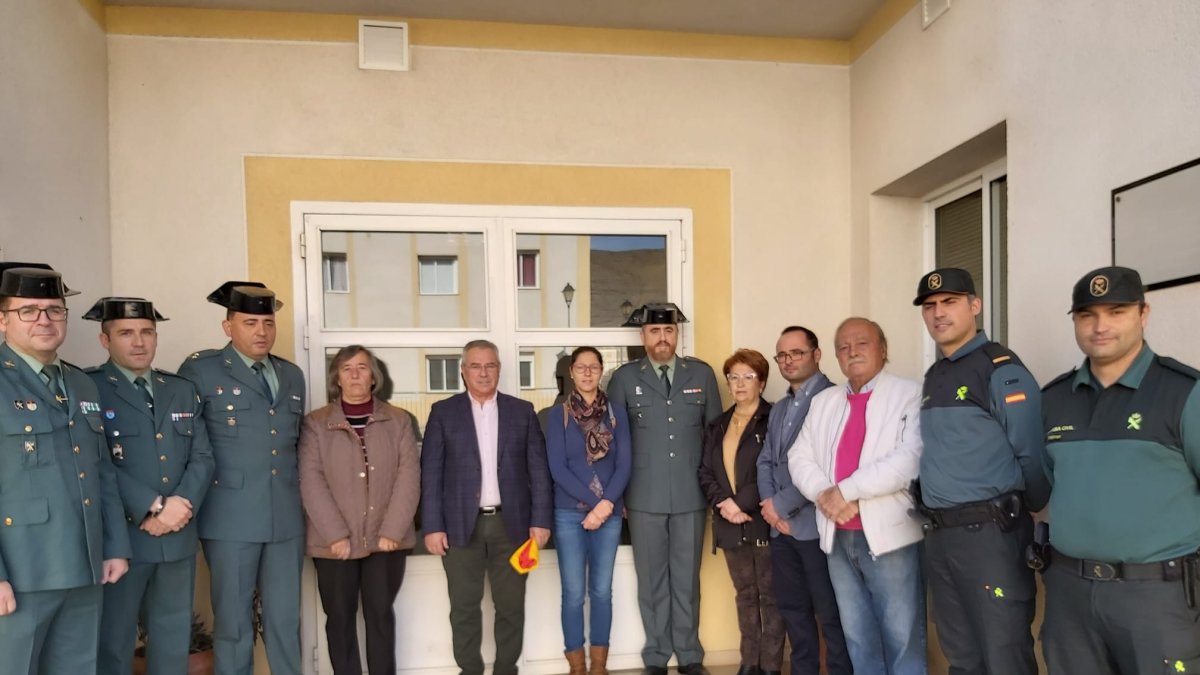 Foto de familia de la Guardia Civil y de las autoridades tras descubrir la placa.