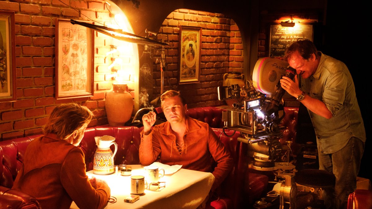 Quentin Tarantino dirige a Brad Pitt y Leonardo DiCaprio en la escena ambientada en Almería.