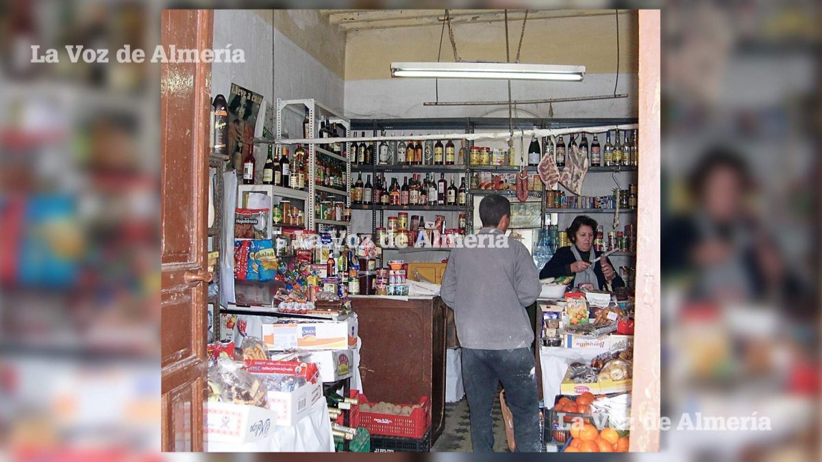Típica tienda de barrio en la calle principal de Los Molinos. Los artículos se mezclaban en el mostrador, en las estanterías.