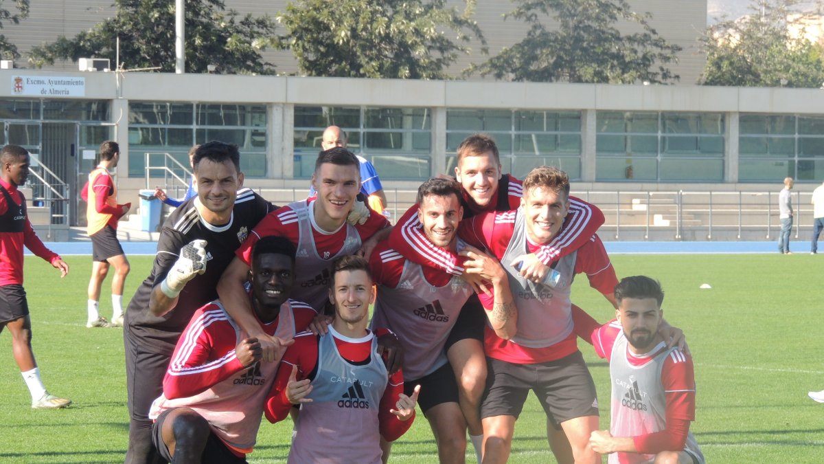 El equipo ganador... aunque Vada se coló en la foto.