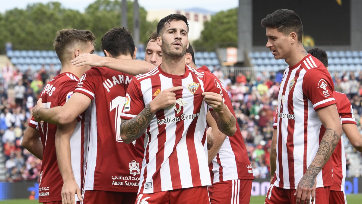 Lazo muestra el escudo del Almería después del golazo que hizo en casa al Numancia.