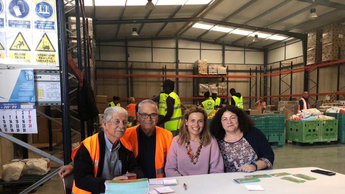 Voluntarios del Banco de Alimentos con productos entregados por Senator