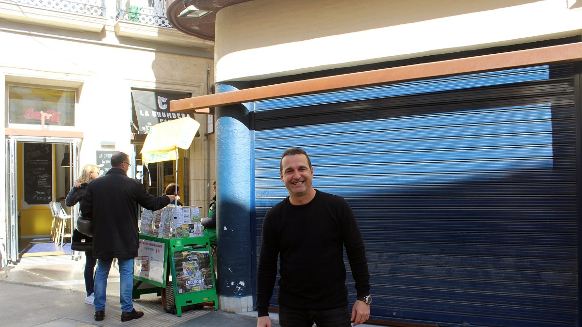 Daniel Ibarra, en la puerta de ldesaparecido bar \'Entre Mares\', en cuyo local abrirá el bar-restaurante \'Real 31\'.