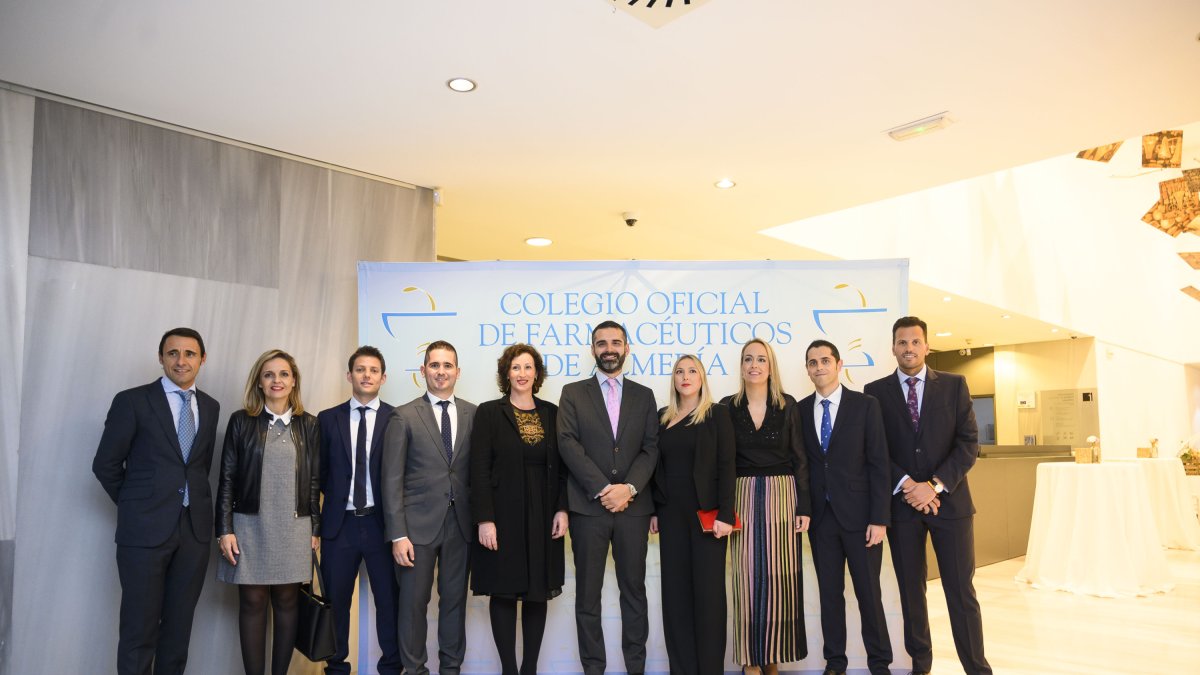 Autoridades posan junto a la Junta de Gobierno del Colegio de Farmacéuticos.