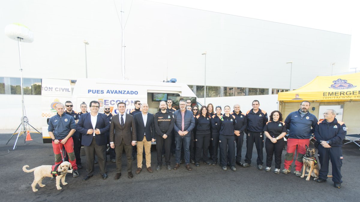 Foto de familia de Diputación y Protección Civil.