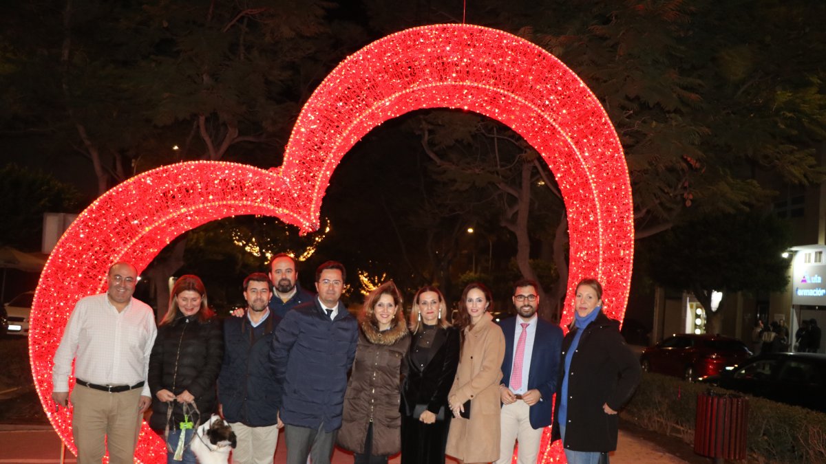 El equipo de Gobierno posa delante de un corazón iluminado