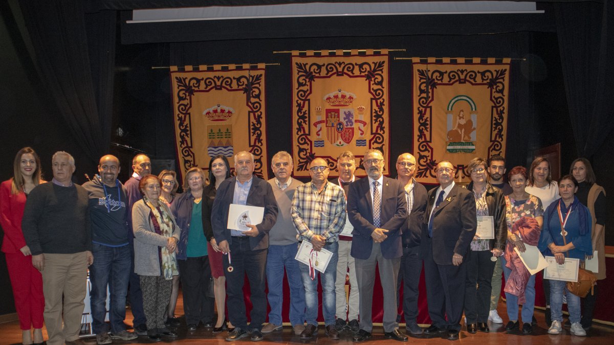 Parte de los donantes distinguidos y los homenajeados.