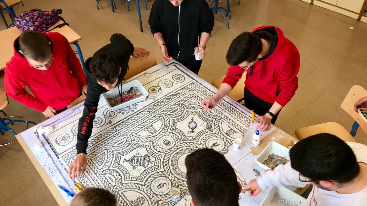 Los estudiantes en plena elaboración del Mosaico de Ciavieja.