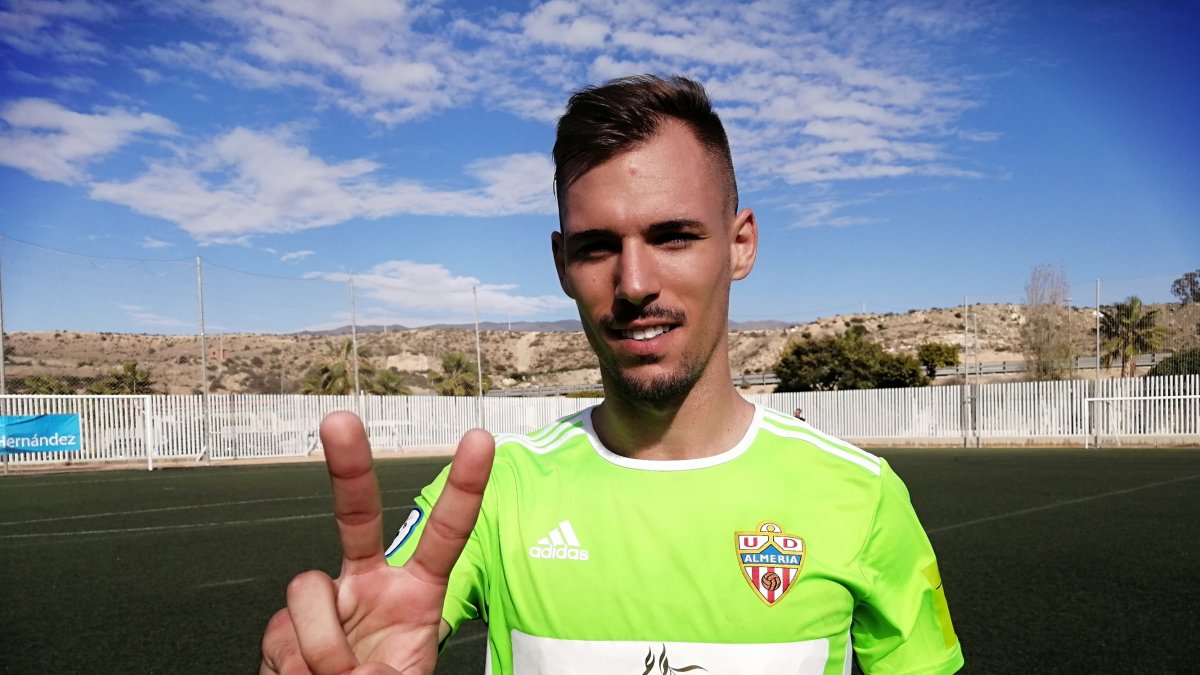 Rubén Enri marcó dos goles en Viator.