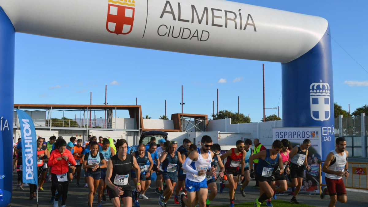 Los corredores tomando la salida.