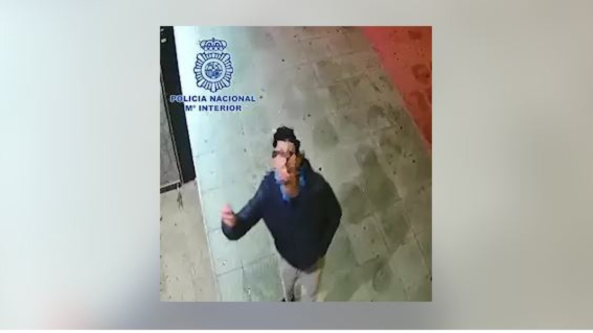 Detienen a un joven por prender fuego a un contenedor de reciclaje de papel