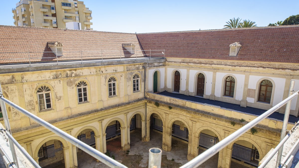 Patio del que se cambiarán los arcos y fachada exterior.