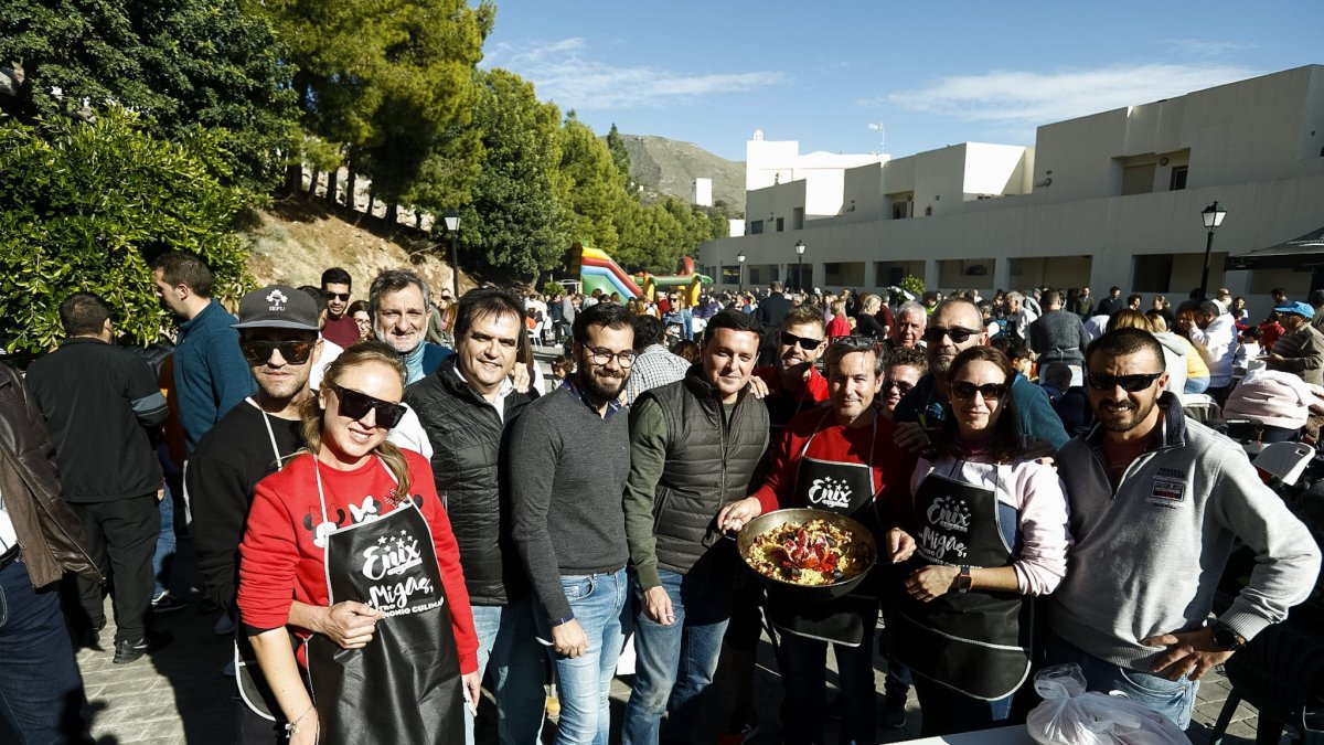 Autoridades políticas disfrutando de esta jornada de convivencia promovida por el Ayuntamiento de Enix.