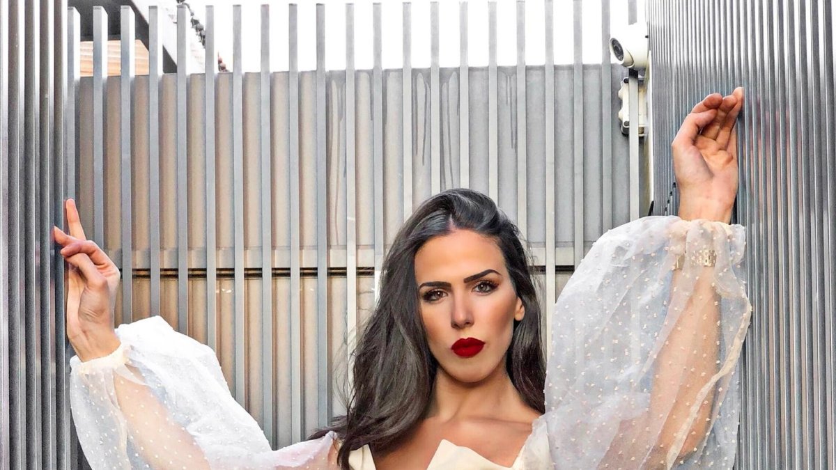 Lucía Abascal con un modelo de Sergi Regal.