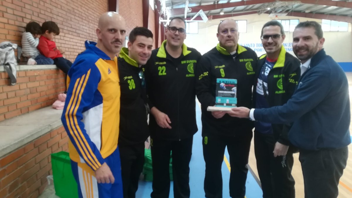 El club almeriense recibió una placa de la organización del memorial.