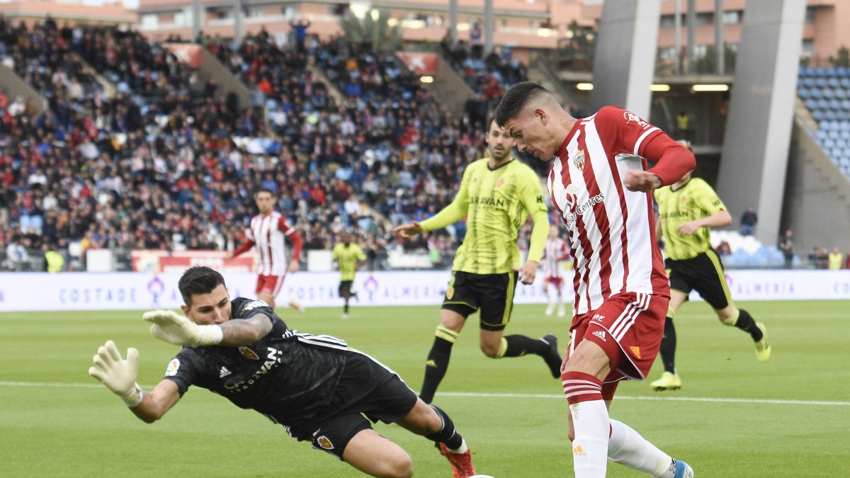 Darwin Núñez en una jugada del partido ante el Zaragoza.