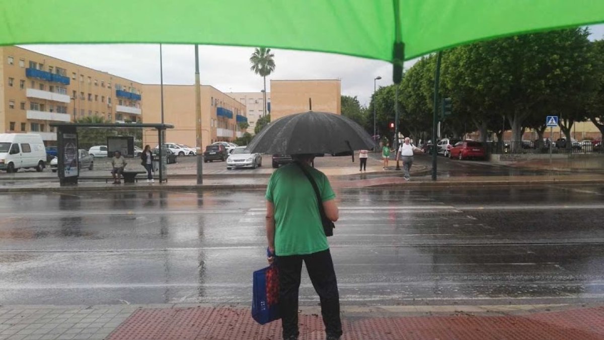 Los almerienses tendrán que coger, de nuevo, este martes los paraguas.