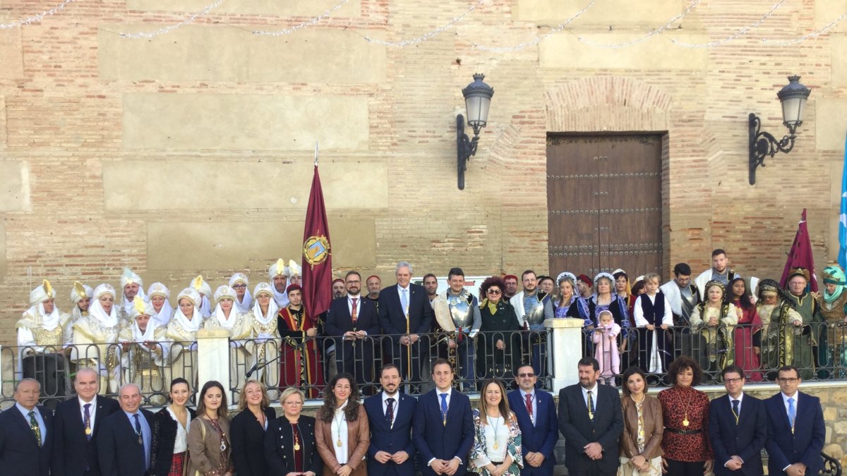 Autoridades y participantes en la recreación en Vera.
