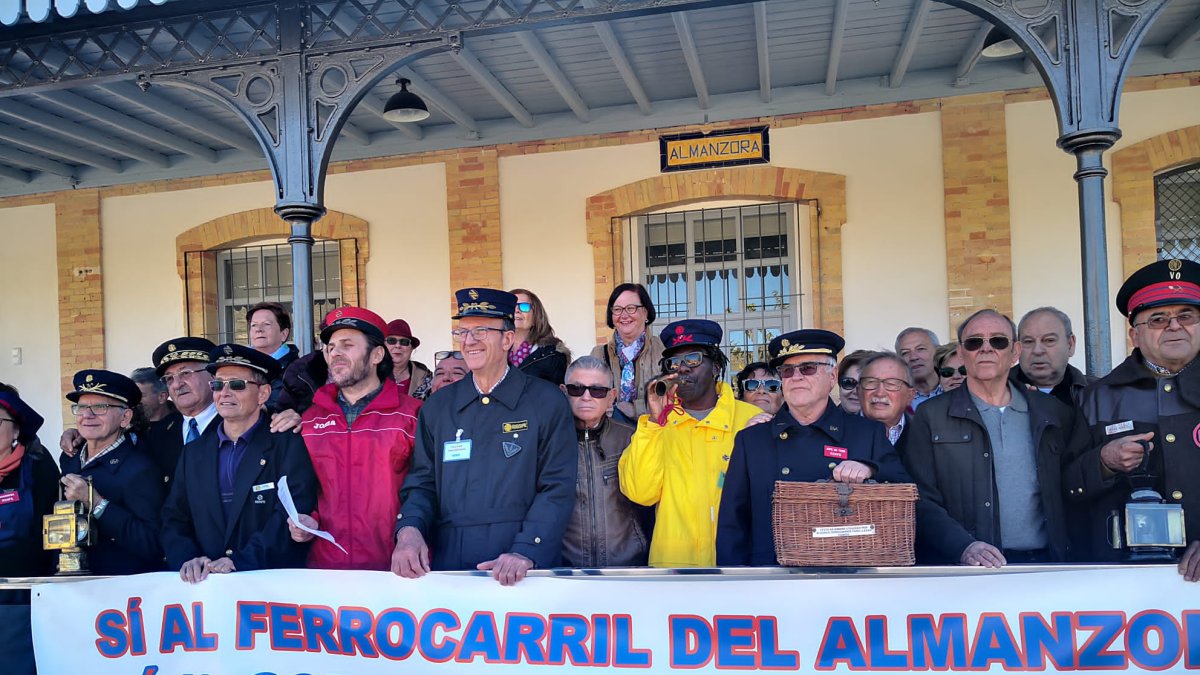 Concentración en la estación de ferrocarril de Almanzora (Cantoria).