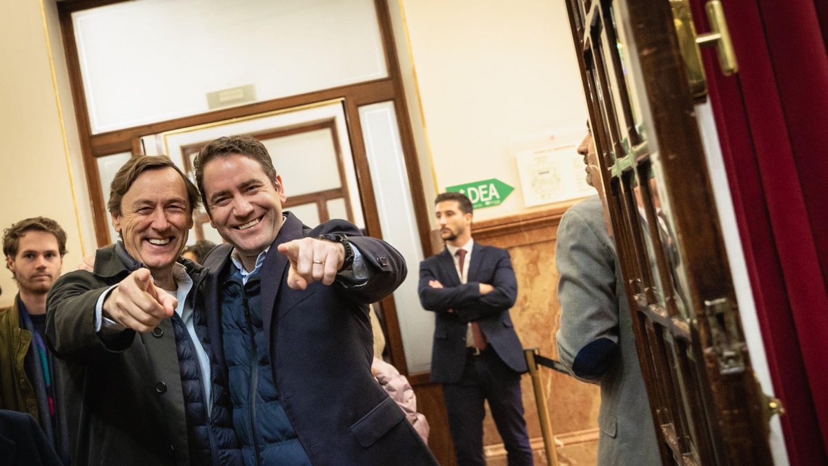Rafael Hernando, a la izquierda, en el Congreso.