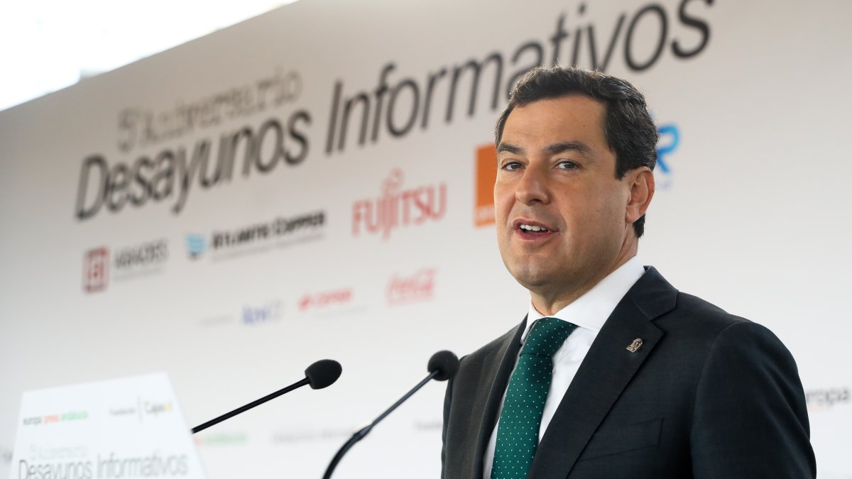 Juanma Moreno, ayer impartiendo una conferencia.
