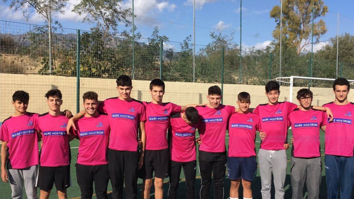 Un equipo de Primera posa tras la competición.