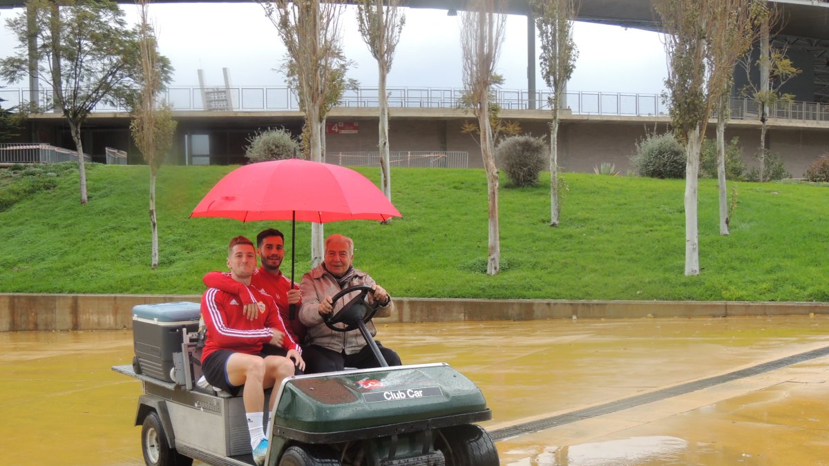 Balliu y Lazo en el cochecito del material con Miguel.